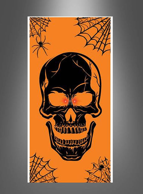 Klar! Hier ist eine überarbeitete Version unter Verwendung der bereitgestellten Produktdaten: Das Türposter „Halloween 76 x 152 cm mit LED-Beleuchtung“ zeigt einen schwarzen Totenkopf mit leuchtend roten Augen vor orangefarbenem Hintergrund, umgeben von filigranen Spinnweben und einer Spinne in der oberen linken Ecke – eine gruselige Halloween-Dekoration, die sich perfekt für Ihre Tür eignet und durch einen unheimlichen LED-Lichteffekt abgerundet wird.