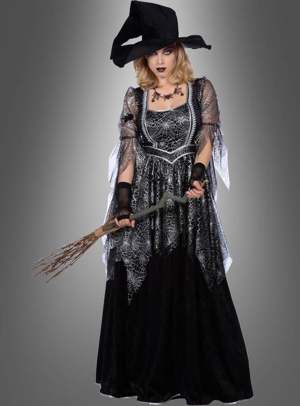 Eine Person trägt das Hexenkostüm „Spinnennetz“ mit passendem spitzen Hexenhut und Besen und steht vor einem grauen Hintergrund – das perfekte Halloween-Kostüm.