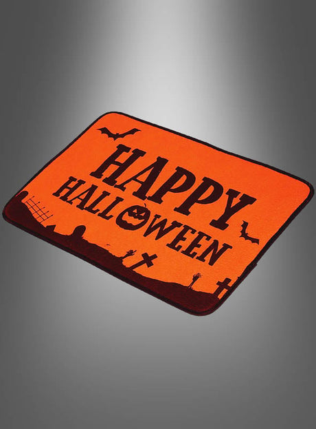Die Halloween-Fußmatte für den Eingangsbereich ist mit einem auffälligen schwarzen Schriftzug „Happy Halloween“ sowie Fledermäusen, einer Kürbislaterne und Friedhofssilhouetten verziert und eignet sich somit perfekt als gruselige Deko für Ihren Eingangsbereich.