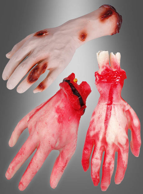 Drei realistische Halloween-Dekorationsrequisiten in Form von abgetrennten Händen mit unterschiedlich starken Verletzungen und Bluteffekten werden vor einem grauen Hintergrund präsentiert – perfekt, um deiner nächsten Horrorparty eine gruselige Note zu verleihen.