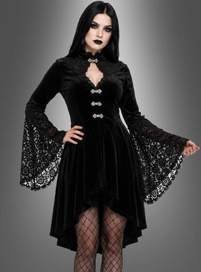 Eine Person, die das Gothic-Kleid „Lucy mit Spitze“ trägt, kombiniert mit Netzstrümpfen und dunklem Make-up, mit eleganten Trompetenärmeln, vor einem grauen Hintergrund mit Farbverlauf.