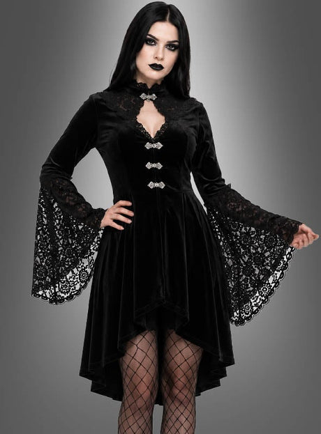 Eine Person, die das Gothic-Kleid „Lucy mit Spitze“ trägt, kombiniert mit Netzstrümpfen und dunklem Make-up, mit eleganten Trompetenärmeln, vor einem grauen Hintergrund mit Farbverlauf.