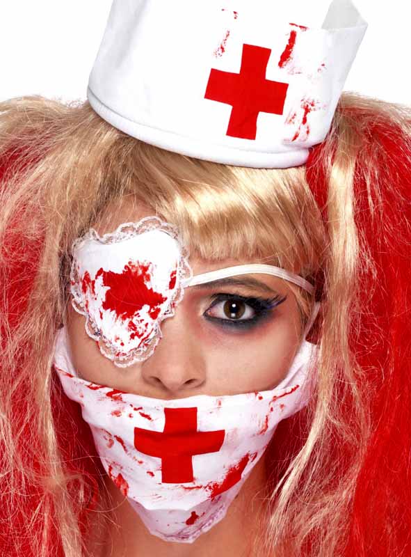 Wer das Kostümset „Blutige Krankenschwester“ trägt, setzt sich als Person mit langen blonden und roten Haaren eine Krankenschwesterhaube, eine Augenklappe und eine Maske auf – alles verziert mit roten Kreuzen und künstlichen Blutflecken –, um einen gruseligen Horror-Schwester-Look zu kreieren, der perfekt für jede Halloween-Kostümparty ist. Vor einem schlichten weißen Hintergrund sorgt dieses Set garantiert für Gänsehaut.