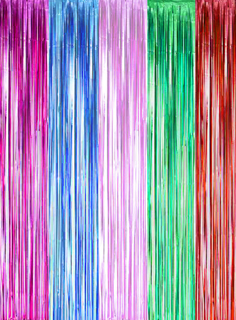 Vertikale Metallic-Streifen aus dem „Lametta Vorhang 200–250 cm Party-Deko“ in Rosa, Blau, Lila, Grün und Rot sind nebeneinander angeordnet und bilden so einen farbenfrohen, gestreiften Hintergrund – ideal als Glitzer-Vorhang für Ihre nächste Partydekoration.