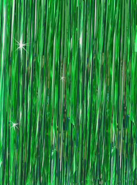 Glänzende grüne Metallfäden hängen senkrecht herab, reflektieren das Licht und sorgen für einen funkelnden Effekt auf der gesamten Oberfläche – perfekt als Lametta-Vorhang (200–250 cm) als Partydekoration für jede festliche Feier.