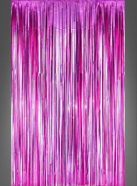 Die „Lametta Vorhang 200–250 cm Party-Deko“ besteht aus einem glänzenden, rosa Metallic-Fransenvorhang, der senkrecht vor einem einfarbigen Hintergrund hängt und sich perfekt eignet, um jeder Feier eine festliche Note zu verleihen.
