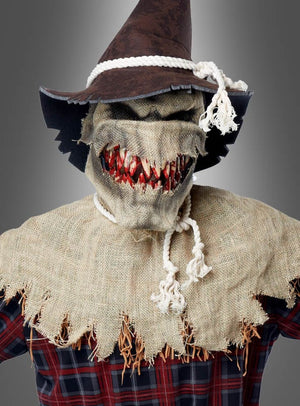 Wer das „Mörderische Vogelscheuche“-Herrenkostüm mit Ani-Motion-Maske trägt – mit seiner Jute-Maske mit lebensechten Ani-Motion-Bewegungen, dem gezackten roten Mund, dem breitkrempigen Hut, dem Seil um den Hals und dem klassischen Karohemd – sorgt für den perfekten, gruseligen Horrorkostüm-Effekt zu Halloween.