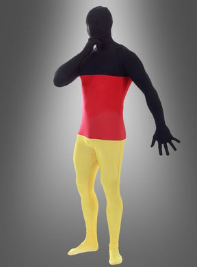 Eine Person, die einen FAN-Anzug von Morphsuits Deutschland trägt – mit schwarzem Kopf und schwarzen Armen, rotem Oberkörper und gelben Beinen – steht vor einem grauen Hintergrund mit Farbverlauf. Damit ist dieser Anzug die perfekte Wahl für alle, die ein auffälliges Deutschland-Kostüm oder ein Gruppenkostüm für die Fußball-EM suchen.