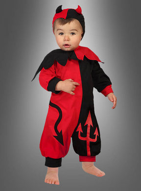 Ein Kleinkind im „Kleiner Teufel“-Babykostüm – in Rot und Schwarz, mit Hörnern an der Kapuze, einem Heugabel-Motiv auf einem Hosenbein und einem Schwanz-Motiv auf dem anderen – steht barfuß vor einem grauen Hintergrund mit Farbverlauf.
