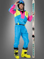 Ein Mann im farbenfrohen „Skilehrer Stefano“-Skianzug-Partykostüm – in leuchtendem Blau, Rosa und gelben Farben – hält einen Ski in der Hand und salutiert, während er gelbe Skischuhe und einen Helm mit Skibrille trägt. Vor einem grauen Hintergrund ist dieses Kostüm die perfekte Wahl für Ihre nächste Après-Ski-Party oder als lustiges Skianzug-Hüttenparty-Kostüm.