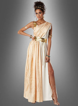 Eine Frau im „Griechische Göttin Hera“-Kostüm – ein gold-weißes Kleid im griechischen Stil mit hohem Schlitz, goldenen Accessoires und Riemchen-High-Heels – steht vor einem grauen Hintergrund mit Farbverlauf und ist damit das perfekte Toga-Party-Kleid oder griechische Göttinnen-Kostüm für Damen, die einen eleganten Göttinnen-Look suchen.