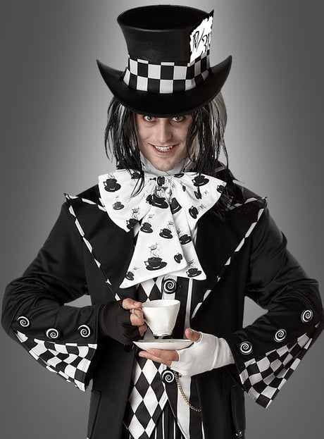 Eine Person in einem „Dunkler verrückter Hutmacher“-Kostüm hält eine Teetasse in der Hand und trägt einen großen Zylinder, eine gemusterte Fliege sowie eine Jacke mit karierten und spiralförmigen Details auf grauem Hintergrund – perfekt für Fans, die ein authentisches Herrenkostüm zu „Alice im Wunderland“ oder ein auffälliges Paarkostüm suchen.