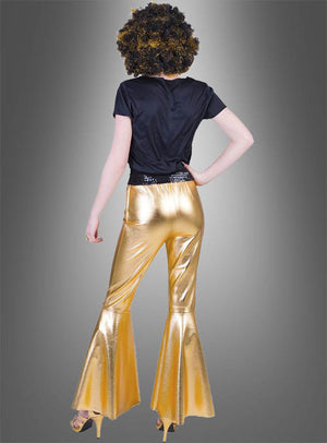 Eine Person steht mit dem Rücken zur Kamera und trägt ein schwarzes Shirt, goldene High Heels, eine lockige Perücke und die „Deluxe Damen Schlaghose Gold Disco“ – vor einem grau verlaufenden Hintergrund wird so ein klassisches Disco-Outfit der 70er Jahre perfekt in Szene gesetzt.