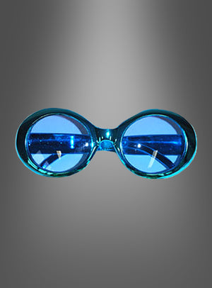 Hippie-Sonnenbrille im Metallic-Look: Blau getönte Sonnenbrille mit runden Gläsern und einem breiten Kunststoffrahmen im Retro-Stil, inspiriert vom Chrom-Look der 70er Jahre, vor einem grauen Farbverlaufshintergrund.