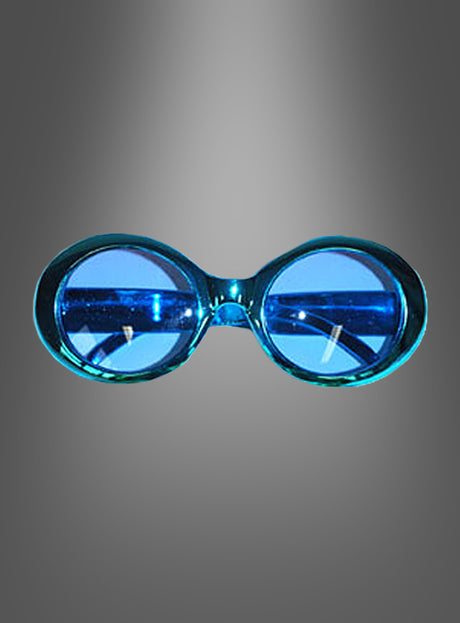 Hippie-Sonnenbrille im Metallic-Look: Blau getönte Sonnenbrille mit runden Gläsern und einem breiten Kunststoffrahmen im Retro-Stil, inspiriert vom Chrom-Look der 70er Jahre, vor einem grauen Farbverlaufshintergrund.