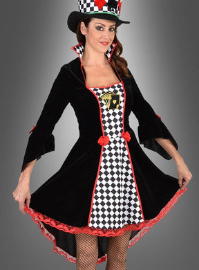 Eine Frau, die das „Deluxe Poker Face“-Samtkleid trägt – ein schwarz-weiß kariertes Kleid mit roten Borten –, kombiniert mit einem passenden Zylinder, posiert mit ausgestreckten Armen, während sich das Kleid vor einem grauen Hintergrund fächerförmig ausbreitet. Dieses auffällige Damen-Karnevalskostüm ist die perfekte Wahl für jedes Casino-Outfit-Motto.