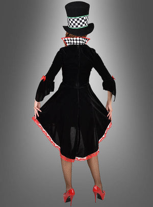 Eine von hinten gezeigte Person trägt das „Deluxe Poker Face Samtkleid“ – ein schwarzes Samtkleid mit roten Verzierungen –, kombiniert mit Netzstrümpfen, roten High Heels und einem hohen karierten Zylinder vor einem grauen Hintergrund mit Farbverlauf, was es zu einem idealen Damen-Karnevalskostüm oder einem auffälligen Casino-Outfit macht.