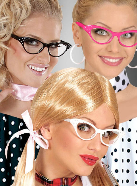 Drei blonde Frauen tragen Brillen im Vintage-Look der 50er Jahre in trendigen Cat-Eye-Formen – schwarz, rosa und weiß – und posieren lächelnd vor einem neutralen Hintergrund.