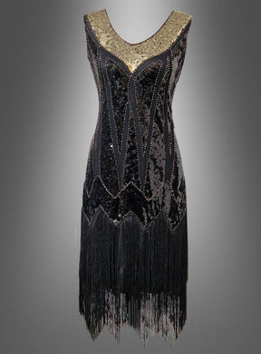 Figurbetontes Paillettenkostüm „Mary“ im Stil der 20er Jahre – ein ärmelloses schwarzes Flapperkleid mit silbernem Ausschnitt und Fransen am Saum, inspiriert vom klassischen Charleston-Paillettenkleid, präsentiert vor einem schlichten grauen Hintergrund.