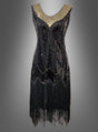 Figurbetontes Paillettenkostüm „Mary“ im Stil der 20er Jahre – ein ärmelloses schwarzes Flapperkleid mit silbernem Ausschnitt und Fransen am Saum, inspiriert vom klassischen Charleston-Paillettenkleid, präsentiert vor einem schlichten grauen Hintergrund.