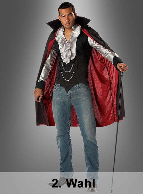 Ein Mann, der das „2. Wahl Cooler Vampir“-Halloweenkostüm trägt – bestehend aus einem schwarz-roten Umhang, einem silbernen Hemd und einem Spazierstock –, steht vor einem grauen Hintergrund. Am unteren Bildrand ist der Text „2. Wahl“ zu sehen.