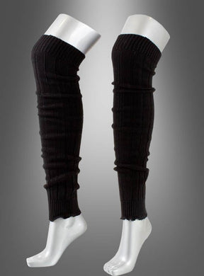 Ein Paar schwarze, gerippte Overknee-Beinstulpen (80 cm) wird an zwei weißen Schaufensterpuppenbeinen vor einem grauen Hintergrund mit Farbverlauf präsentiert.