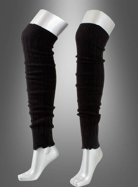 Ein Paar schwarze, gerippte Overknee-Beinstulpen (80 cm) wird an zwei weißen Schaufensterpuppenbeinen vor einem grauen Hintergrund mit Farbverlauf präsentiert.