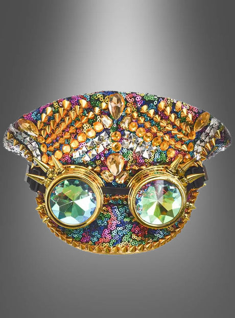 Das „Pailletten-Mütze-Festival“ ist eine farbenfrohe, mit Pailletten besetzte Mütze im Militärstil, die mit goldenen und mit Edelsteinen verzierten Elementen geschmückt ist und an der eine übergroße, goldgerahmte Schutzbrille mit grün getönten Gläsern befestigt ist.
