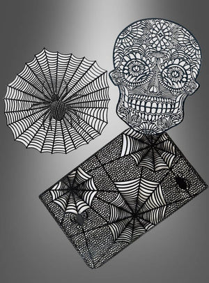 Ein Laptop, ein Spinnennetz und ein Totenkopf sind mit detaillierten Schwarz-Weiß-Mustern auf einem grau abgestuften Hintergrund verziert und bilden so gruselige Motive, die die Halloween-Tischunterlagen „div. Designs“ zur perfekten Wahl für jedes Halloween-Tischset machen.