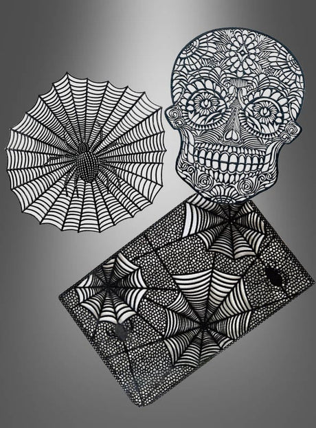 Ein Laptop, ein Spinnennetz und ein Totenkopf sind mit detaillierten Schwarz-Weiß-Mustern auf einem grau abgestuften Hintergrund verziert und bilden so gruselige Motive, die die Halloween-Tischunterlagen „div. Designs“ zur perfekten Wahl für jedes Halloween-Tischset machen.
