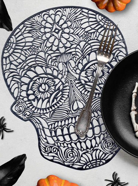 Präsentieren Sie gruselige Motive auf Ihrem festlich gedeckten Tisch mit den Halloween-Tischsets in verschiedenen Designs – diese aufwendig gestalteten, schädelförmigen Platzsets aus Papier mit Blumenmustern sind von passenden Halloween-Motiven wie einer Gabel, einem schwarzen Teller, einer künstlichen Skeletthand, Kürbissen, einer Feder und einer Plastikspinne umgeben – damit eignen sie sich perfekt als Platzset für Halloween oder als Halloween-Tischunterlage für Ihre gruselige Feier.