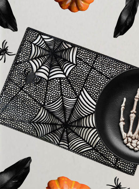 Eine schwarze Halloween-Tischunterlage aus der Kollektion „Halloween-Tischunterlagen, verschiedene Designs“ mit weißen Spinnennetzmustern, verziert mit Federn, Spinnen, kleinen Kürbissen sowie einem schwarzen Teller mit einer Skelett-Hand aus Kunststoff – dieses Tischset eignet sich ideal, um gruselige Motive einzubringen und bei Ihrer nächsten Feier eine gespenstische Atmosphäre zu schaffen.
