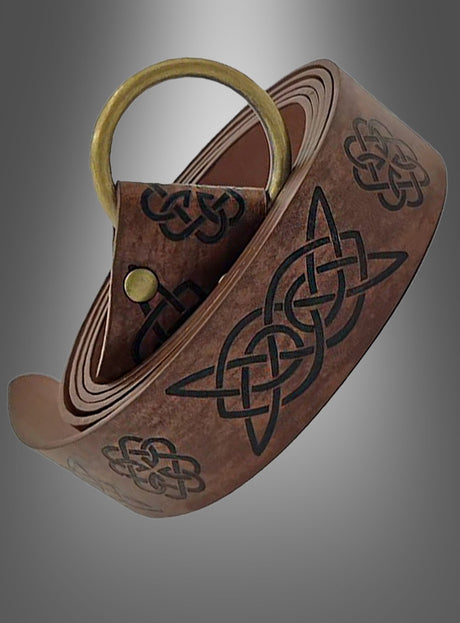 Ein mittelalterlicher Gürtel in Schwarz oder Braun mit schwarzen keltischen Knotenmustern und einer Schnalle aus Messing ist auf einem grauen Hintergrund mit Farbverlauf gewunden und damit das perfekte Accessoire für jedes authentische Mittelalterkostüm.