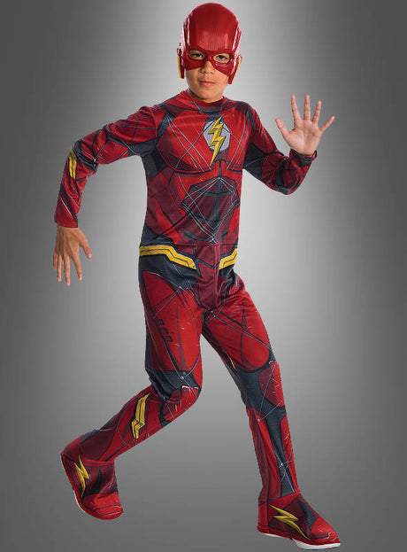 Ein Kind im „Flash“-Kinderkostüm der Justice League, komplett mit Maske und offizieller Lizenz, nimmt vor einem schlichten grauen Hintergrund eine dynamische Laufpose ein – ideal für jeden angehenden Justice-League-Superhelden.