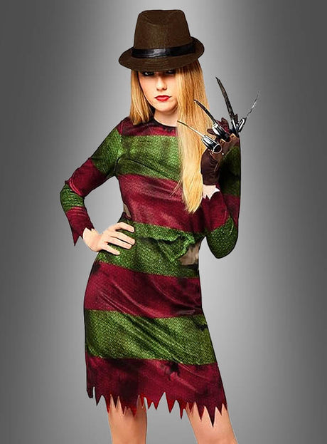 Eine Person im Freddy-Krueger-Damenkostüm – bestehend aus einem gestreiften Kleid, einem braunen Fedora-Hut und einem Handschuh mit Klingen – steht vor einem grauen Hintergrund mit Farbverlauf und präsentiert eine auffällige Interpretation des klassischen Looks aus „Nightmare on Elm Street“.