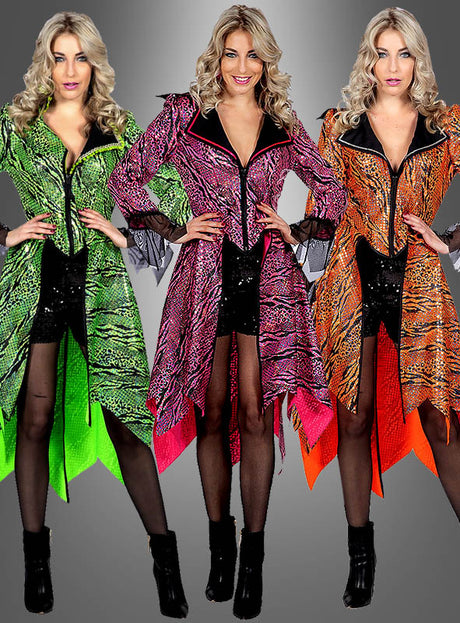 Drei Frauen, die identische Lange Paillettenjacken für Damen in leuchtendem Grün, Pink und Orange mit Tiger-Print und schwarzen Akzenten tragen – was an ein verspieltes Disco-Kostüm im Frack-Stil erinnert –, dazu schwarze Shorts und Stiefel, stehen vor einem grauen Hintergrund mit Farbverlauf.