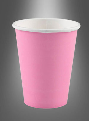 Ein einfarbiger rosa Pappbecher in einer 8er-Packung ist zentriert vor einem grauen Hintergrund mit Farbverlauf abgebildet.