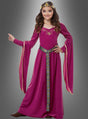 Ein Mädchen, das das Mittelalterkleid „Rose Prinzessin“ trägt – ein magentafarbenes Mittelalterkleid für Mädchen mit langen, ausgestelltem Ärmeln, goldenen Verzierungen, einem gemusterten Gürtel und einer goldenen Krone –, steht vor einem grauen Hintergrund.
