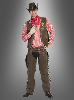 Ein Mann, der das Western-Cowboy-Kostüm „Wade“ trägt – bestehend aus einem Hut, einem rot karierten Hemd, einer braunen Cowboyweste, einer Hose mit Fransenbesatz, einem roten Bandana, einem Sheriff-Abzeichen und einem Holster –, steht vor einem grauen Hintergrund mit Farbverlauf.