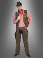 Ein Mann, der das Western-Cowboy-Kostüm „Wade“ trägt – bestehend aus einem Hut, einem rot karierten Hemd, einer braunen Cowboyweste, einer Hose mit Fransenbesatz, einem roten Bandana, einem Sheriff-Abzeichen und einem Holster –, steht vor einem grauen Hintergrund mit Farbverlauf.
