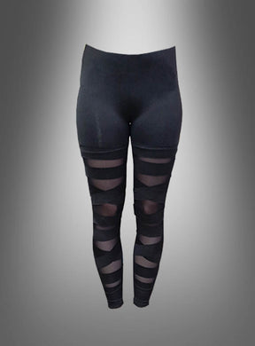 Die schwarzen „Deluxe Schlitz“-Leggings im 80er-Jahre-Stil mit hohem Bund zeichnen sich durch transparente Mesh-Streifen an den Oberschenkeln und Waden aus, inspiriert vom Bandagen-Look-Trend. Diese schwarzen Damen-Leggings zeichnen sich durch elegante, transparente Details aus und sorgen auf einem schlichten Farbverlaufshintergrund für einen modernen, stilvollen Auftritt.
