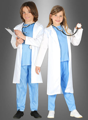 Zwei Kinder, gekleidet im „Doktor-Kostüm für Kinder“ mit blauen OP-Hosen und weißen Laborkitteln, stehen lächelnd da; eines hält ein Schreibbrett in der Hand, das andere ein Stethoskop. Ihre realistisch gestalteten Kostüme sorgen für zusätzlichen Spaß und lassen sie wie echte Mediziner aussehen.