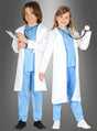 Zwei Kinder, gekleidet im „Doktor-Kostüm für Kinder“ mit blauen OP-Hosen und weißen Laborkitteln, stehen lächelnd da; eines hält ein Schreibbrett in der Hand, das andere ein Stethoskop. Ihre realistisch gestalteten Kostüme sorgen für zusätzlichen Spaß und lassen sie wie echte Mediziner aussehen.
