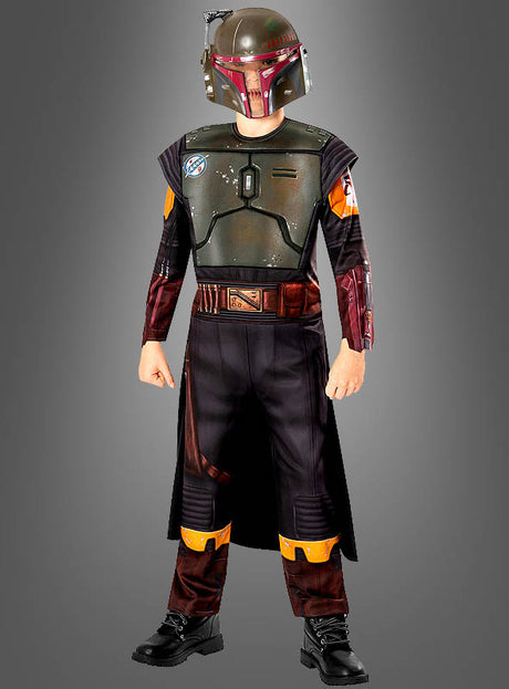 Ein Kind steht vor einem grauen Hintergrund und trägt ein Boba-Fett-Kostüm für Kinder aus der „Star Wars“-Reihe, das aus einem Helm, einer Brustpanzerung, langärmeligen Oberteilen, einer Hose und Stiefeln besteht. Dieses detailreiche Mandalorianer-Kostüm ist das perfekte „Star Wars“-Kinderkostüm für jeden jungen Fan.