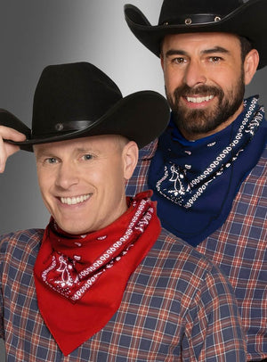 Zwei Männer in karierten Hemden, schwarzen Cowboyhüten und Cowboy-Bandanas – eine rote, eine blaue –, die vor einem grauen Hintergrund mit Farbverlauf in die Kamera lächeln und damit den Geist eines Cowboy-Kostüms mit einem Hauch von Biker-Flair perfekt einfangen.