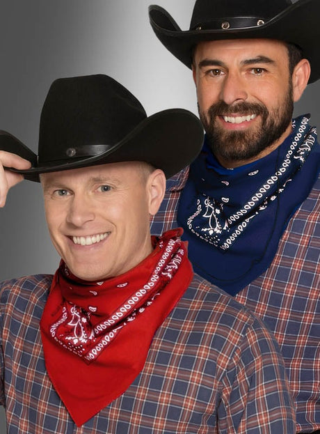 Zwei Männer in karierten Hemden, schwarzen Cowboyhüten und Cowboy-Bandanas – eine rote, eine blaue –, die vor einem grauen Hintergrund mit Farbverlauf in die Kamera lächeln und damit den Geist eines Cowboy-Kostüms mit einem Hauch von Biker-Flair perfekt einfangen.