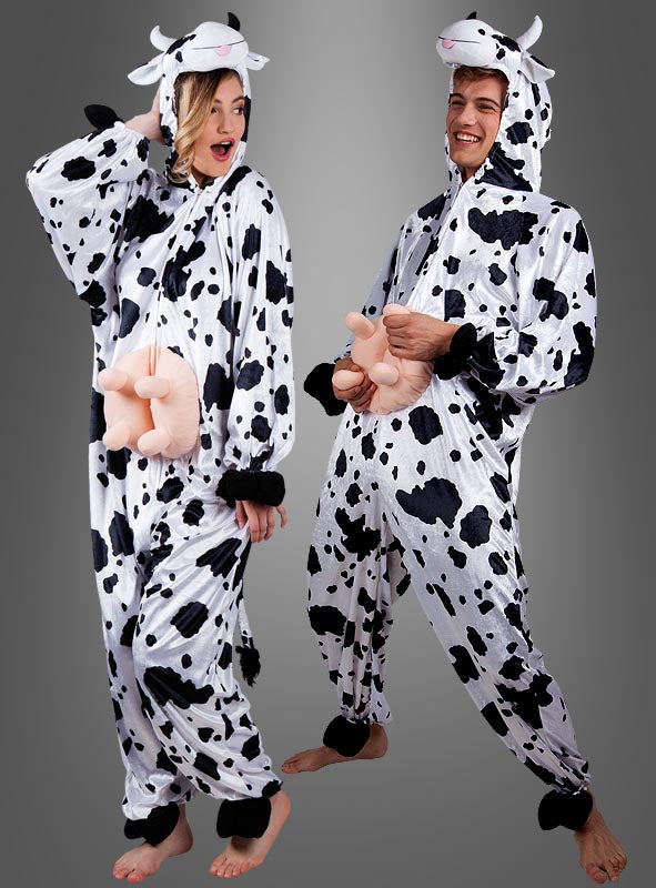 Zwei Personen stehen lächelnd in schwarz-weißen „Kuh-Overall“-Stramplern mit Kapuze und angenähten Eutern vor einem schlichten grauen Hintergrund mit Farbverlauf. Dieses lustige Unisex-Kostüm eignet sich perfekt für den Straßenkarneval oder jeden anderen ausgelassenen Anlass.