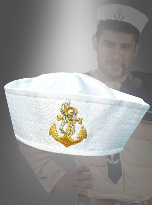 Weiße Matrosenmütze, Unisex, mit goldgesticktem Anker – eine klassische Seemannsmütze; im Hintergrund ist verschwommen ein Mann in Marineuniform und Matrosenmütze zu sehen, der eine Pfeife im Mund hält und den authentischen Marine-Kostüm-Look vervollständigt.