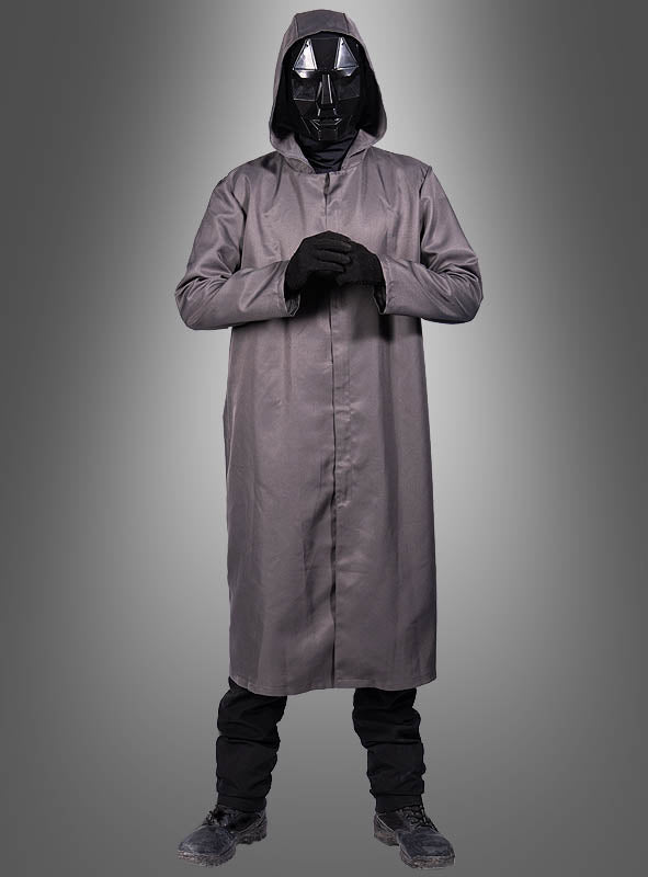 Vor einem grauen Hintergrund steht eine Person, die das „Game Spielleiter Frontman“-Kostüm trägt: einen langen grauen Mantel mit Kapuze, schwarze Handschuhe, eine schwarze Hose, dazu passende Stiefel und eine auffällige, schwarze, kantige Spielleiter-Maske – ideal, um einen geheimnisvollen Look zu kreieren.
