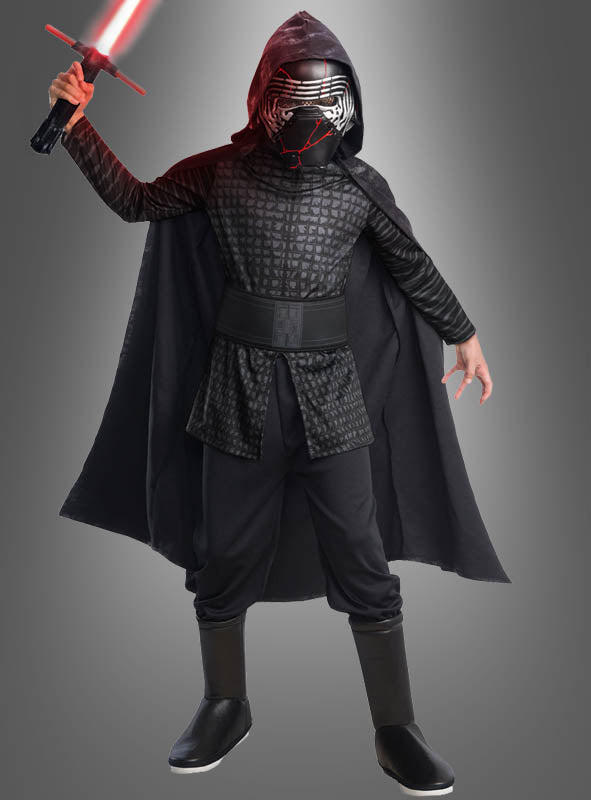 Ein Kind, das das Kylo-Ren-Luxus-Kinderkostüm aus „Star Wars IX“ trägt – komplett mit schwarzem Umhang, Maske, dunkler Kleidung und einem roten Lichtschwert –, steht vor einem schlichten grauen Hintergrund und verkörpert perfekt den furchterregenden Sith-Krieger.